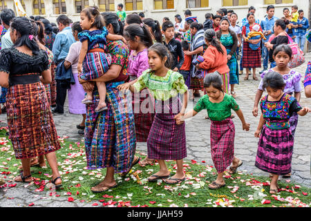 Parramos, Guatemala - 29. Mai 2016: Traditionell gekleidete Maya Frauen & Mädchen gehen über zertrampelt Teppich nach der Fronleichnamsprozession Pässe Stockfoto