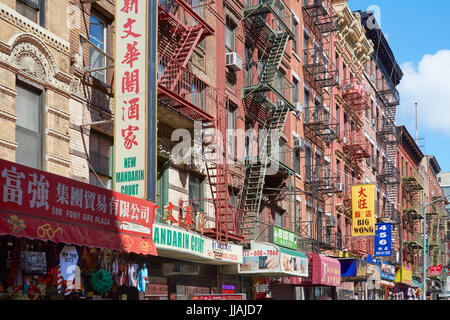 Chinatown Straßen und Gebäude aus roten Ziegelsteinen mit Treppen und Zeichen in einen sonnigen Tag in New York Stockfoto