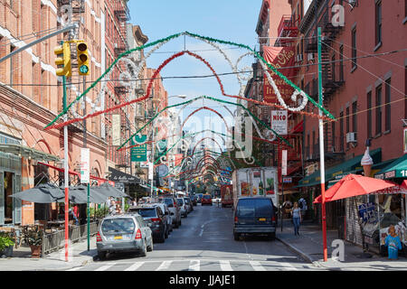 Little Italy Straße an einem sonnigen Morgen in New York Stockfoto