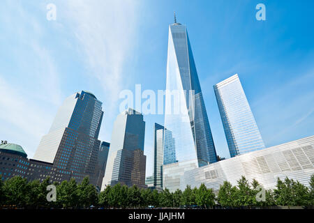 Das One World Trade Center Wolkenkratzer aus Glas für Gebäude und grünen Bäumen, blauer Himmel, New York Stockfoto