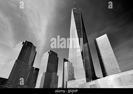 Das One World Trade Center Wolkenkratzer aus Glas Gebäuden umgeben, Schwarz und Weiß in einem sonnigen Tag in New York Stockfoto