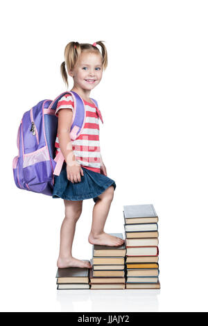 Mädchen klettert die Treppe aus Büchern Stockfoto