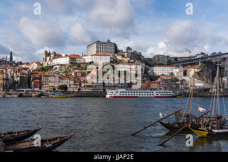 Die Altstadt von Porto am Fluss Douro in Portugal...