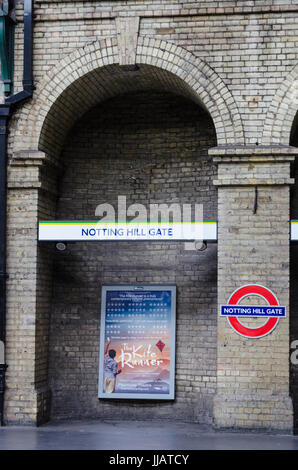 Eine leere Plattform am Londoner u-Bahnstation Notting Hill Gate. Stockfoto