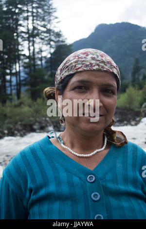 Himachal Pradesh, Indien. Informelle portrait von frau Stockfoto