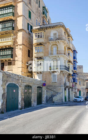 Valletta, Malta - 4. Juni 2017: Marsamxett Straße mit der typischen Wohnbauten, gebaut mit maltesischen Kalkstein und bunten Fenstern und Stockfoto