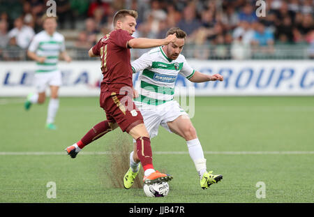 Die neuen Heiligen FC Jon Routledge (rechts) kämpfen um den Ball mit HNK Rijeka Robert Parry, während der UEFA Champions League, die zweite Qualifikationsrunde, Rückspiel match bei Park Hall, Owestry. Stockfoto