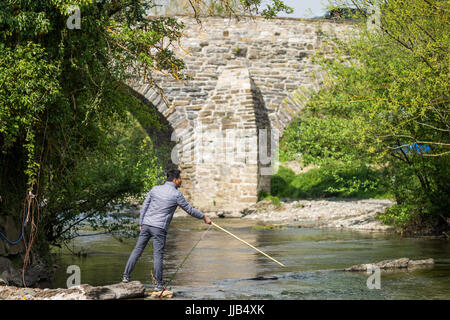 Pilger-Fischer am Fluss in Zubiri, Baskenland, Spanien. Camino de Santiago. Stockfoto