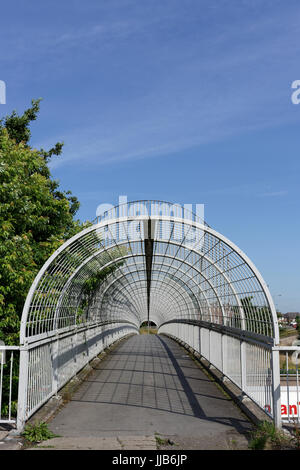 Geschlossene Fußgängerbrücke mit Stahlkäfig, über M60 Autobahn an der Ausfahrt 17, kreuzung whitefield im Großraum manchester, großbritannien Stockfoto