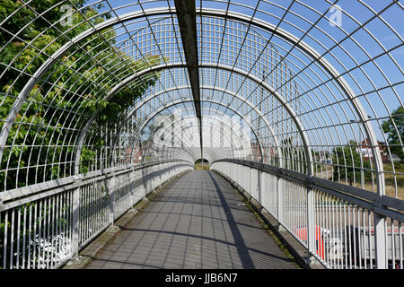 Geschlossene Fußgängerbrücke mit Stahlkäfig, über M60 Autobahn an der Ausfahrt 17, kreuzung whitefield im Großraum manchester, großbritannien Stockfoto