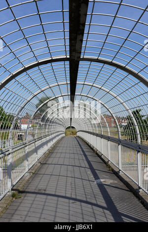 Geschlossene Fußgängerbrücke mit Stahlkäfig, über M60 Autobahn an der Ausfahrt 17, kreuzung whitefield im Großraum manchester, großbritannien Stockfoto