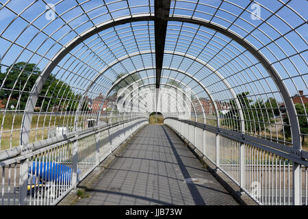 Geschlossene Fußgängerbrücke mit Stahlkäfig, über M60 Autobahn an der Ausfahrt 17, kreuzung whitefield im Großraum manchester, großbritannien Stockfoto