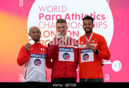 (links-rechts) Daniel Wagner Japans Atsushi Yamamoto, Dänemarks und Deutschlands Leon Schaefer nach der T42 Weitsprung Männer tagsüber fünf der 2017 Para Leichtathletik-Weltmeisterschaften in London Stadion. PRESSEVERBAND Foto. Bild Datum: Dienstag, 18. Juli 2017. S. PA Geschichte Leichtathletik Para. Bildnachweis sollte lauten: Simon Cooper/PA Wire. Einschränkungen: Nur zur redaktionellen Verwendung. Keine Übertragung von Ton- oder bewegte Bilder und keine video-Simulation. Stockfoto