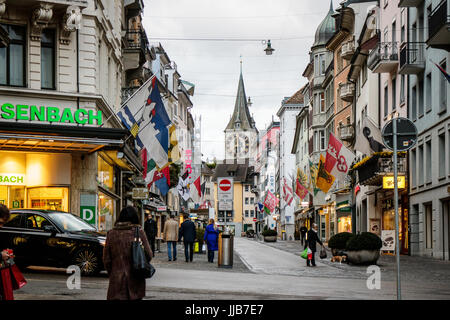 St. Peter Kirche Clock Tower, das größte Ziffernblatt in Europa, wacht über der geschäftigen und historischen Rennweg Straße, Zürich, Schweiz. Stockfoto