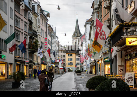 St. Peter Kirche Clock Tower, das größte Ziffernblatt in Europa, wacht über der geschäftigen und historischen Rennweg Straße, Zürich, Schweiz. Stockfoto