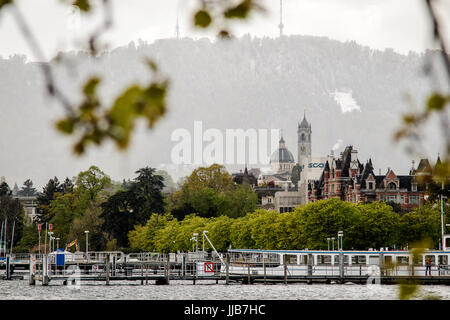 Schnee fällt und Sonne scheint vom Ostufer des Zürichsees mit Uetliberg im Hintergrund nach Westen Stockfoto