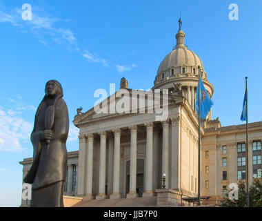 Eine Statue von einer indianischen Frau steht vor dem Eingang der Oklahoma State Capitol Gebäude in Oklahoma City. Stockfoto