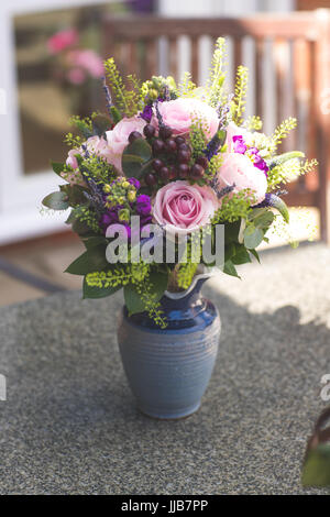 Hochzeit Blume Blumenstrauß in Vase (im Freien) Stockfoto
