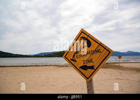 Kiteboarding Schilder, Wegweiser aus Holz Kitesurfen an einem Strand an der Adria in Kroatien. Inspirierende Kitesurfer Silhouette, Kite-surfen-Sport und recreati Stockfoto