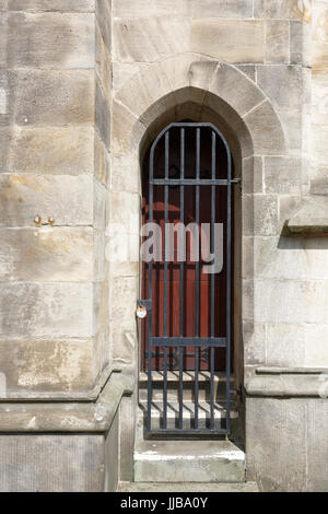 Schwerlast Stahltor zum Schutz der Kirchentür in Stein Tür an allen Heiligen Kirche Stand whitefield Bury uk Stockfoto