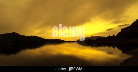 Nach Sonnenuntergang, Derwent Wasser, Cumbria, Seenplatte.  eine UNESCO-Kulturlandschaft Weltkulturerbe. Stockfoto