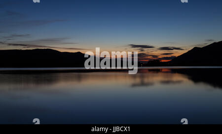 Nach Sonnenuntergang, Derwent Wasser, Cumbria, Seenplatte.  eine UNESCO-Kulturlandschaft Weltkulturerbe. Stockfoto