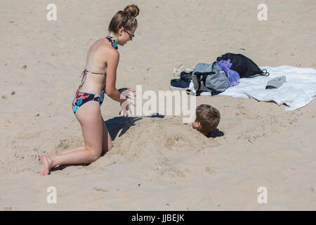 Menschen ruhen am Strand, Palanga, Litauen. Stockfoto