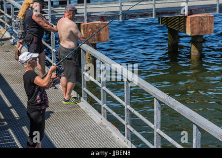 Menschen ruhen am Strand, Palanga, Litauen. Stockfoto