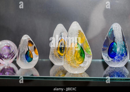 Exponate aus dem Bernsteinmuseum, Insekten in Bernstein, Palanga, Litauen eingefroren. Stockfoto