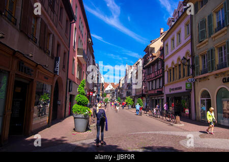 Malerische Straße Szenen mit Besuchern aus Colmar Elsass Frankreich Stockfoto