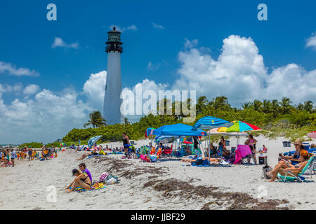 Strand von Cape Florida Light, das älteste stehende Bauwerk in Miami-Dade County in Bill Baggs Cape Florida State Park auf der Insel Key Biscatne Stockfoto