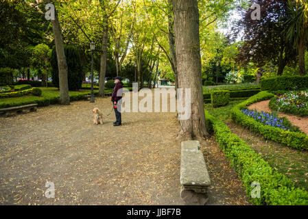 Mann und sein Hund in den Gärten der Taconera (Jardines De La Taconera), Pamplona, Spanien, Europa, Camiono Santiago De Compostela. Stockfoto