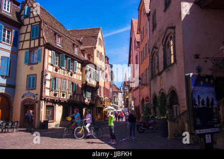 Malerische Straße Szenen mit Besuchern aus Colmar Elsass Frankreich Stockfoto