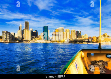 An Bord Sydney Fähre Circular Quay nähert sich Schlachten unter Stadt CBD Türme und Wolkenkratzer am blauen Wasser des Sydney Harbour an sonnigen Tag. Stockfoto
