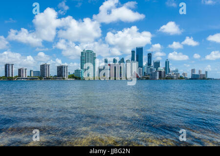 Skyline von Miami Florida an einem sonnigen blauen Himmel-weiße Wolke-Tag Stockfoto