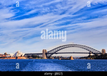 Sydney blaue Wasser des Hafen und majestätischen Sydney Harbour Bridge über das Wasser, wie gesehen von pendeln Fähre an einem sonnigen Tag. Stockfoto