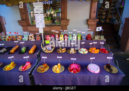 Souvenirs wie diese Seifen in ausgefallenen Formen wie Kuchen aus Colmar Elsass Frankreich Stockfoto