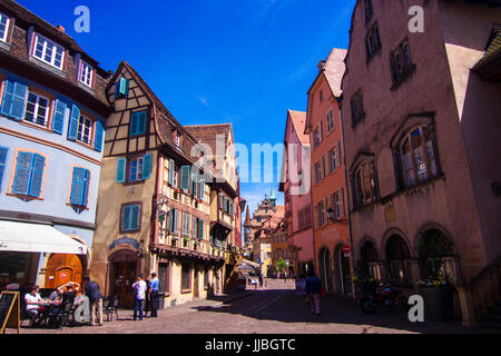 Malerische Straße Szenen mit Besuchern aus Colmar Elsass Frankreich Stockfoto