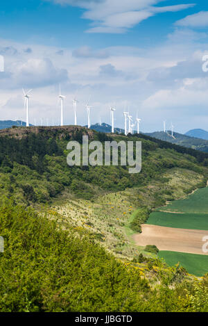 Windkraftwerk, Jakobsweg von Pamplona nach Puente la Reina, Escultura al Camino de Santiago, Spanien, Europa. Stockfoto