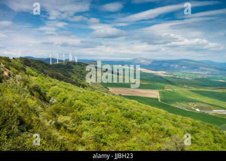 Windkraftwerk, Jakobsweg von Pamplona nach Puente la Reina, Escultura al Camino de Santiago, Spanien, Europa. Stockfoto