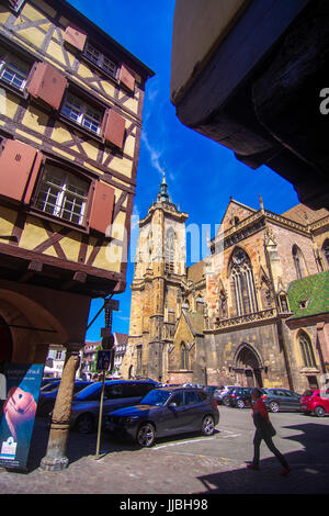 Malerische Straße Szenen mit St.-Martins Kirche im Hintergrund aus Colmar Elsass Frankreich Stockfoto