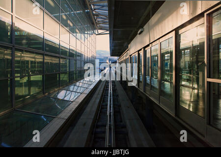 Trainieren Sie schienen am San Francisco International Airport. Stockfoto