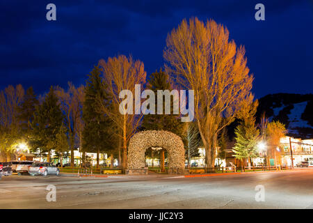 Einer der vier Geweih Bögen auf dem Altstädter Ring der Innenstadt Emissionshandelsystem Pappeln Jackson. Jackson, Wyoming Stockfoto