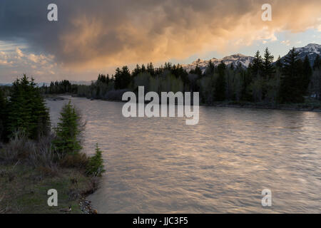 Stürmisches Wetter und Mammatus Wolken über den Teton Mountains und Snake River in Jackson Hole. Grand Teton Nationalpark, Wyoming Stockfoto