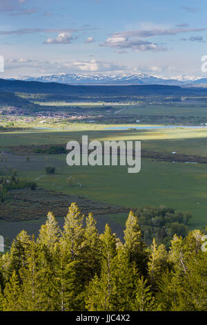 Teton Village und Elch-Wilson Road unter einem Aussichtspunkt auf dem Phillips Ridge Trail im Teton Mountains. Bridger-Teton National Forest, Wyoming Stockfoto