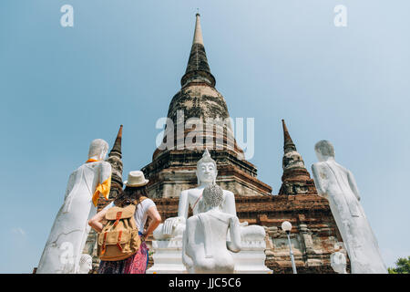 Junge Frau Tourist im Wat Yai Chai Mongkons von Thailand, Asien Tourismus Sommer reisen. Glücklich chinesischen Mädchen besuchen berühmte Ayutthaya Tempel Tourist attr Stockfoto