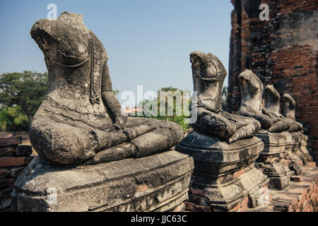 Alten Buddha-Statue im Wat Chaiwatthanaram Tempel, Ayutthaya Historical Park, Thailand. UNESCO-Welterbe. Es wurde von den Burmesen zerstört. Das seco Stockfoto