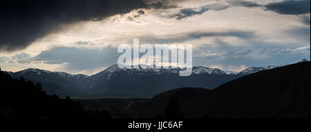 Stürmisches Wetter Jackson und Highway 22 zwischen den Teton Mountains und Snow King überfahren. Bridger-Teton National Forest, Wyoming Stockfoto