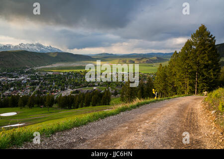 Stürmisches Wetter vorbei über den Gipfelrundweg Snow King und der Stadt Jackson. Bridger-Teton National Forest, Wyoming Stockfoto