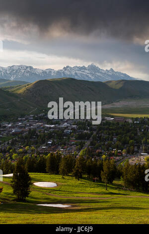 Stürmisches Wetter vorbei über die Teton Mountains über East Gros Ventre Butte und Snow King Berg oberhalb der Stadt Jackson. Bridger-Teton National Stockfoto